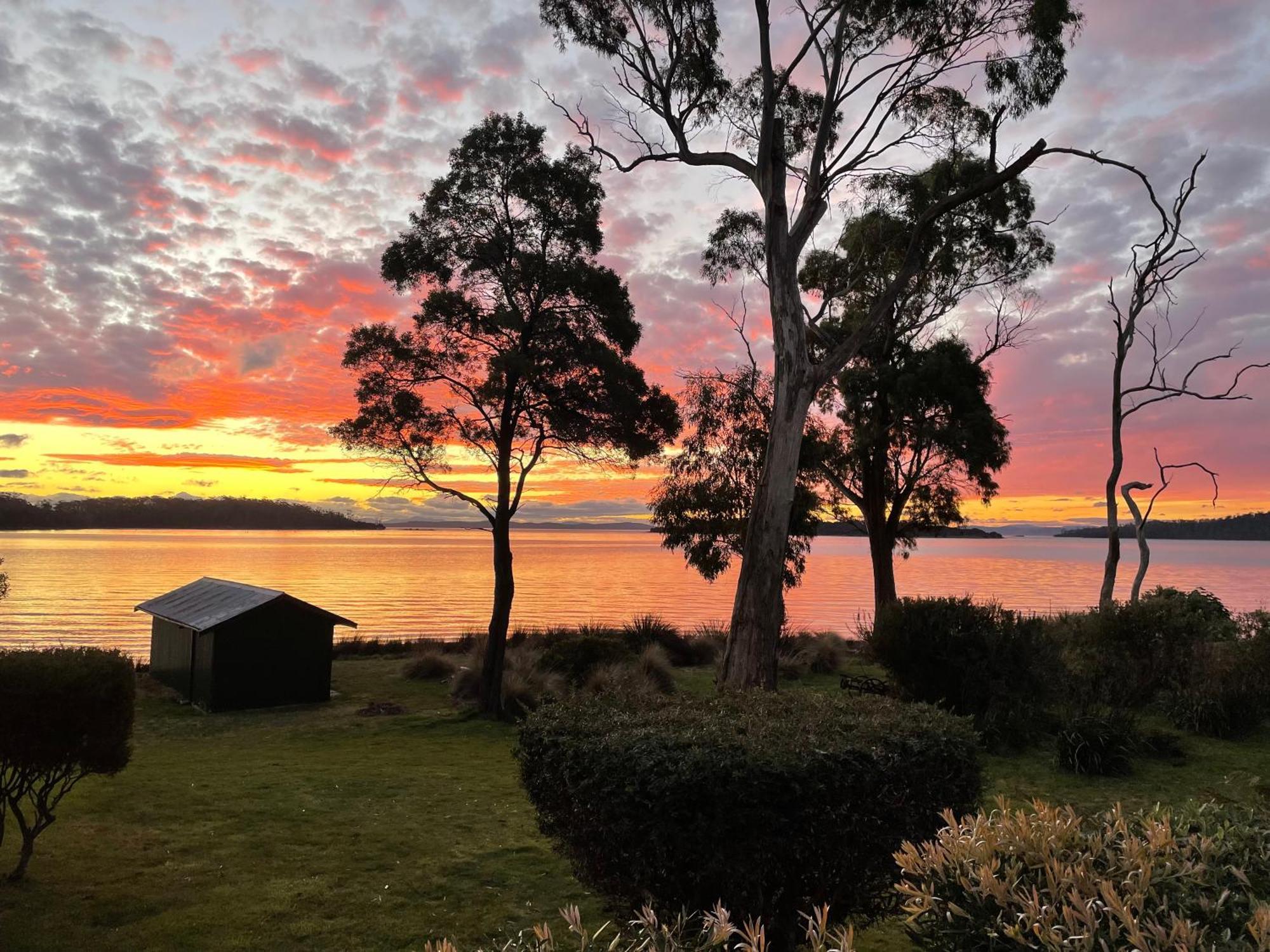 Abs By The Bay Guest House Taranna Bagian luar foto